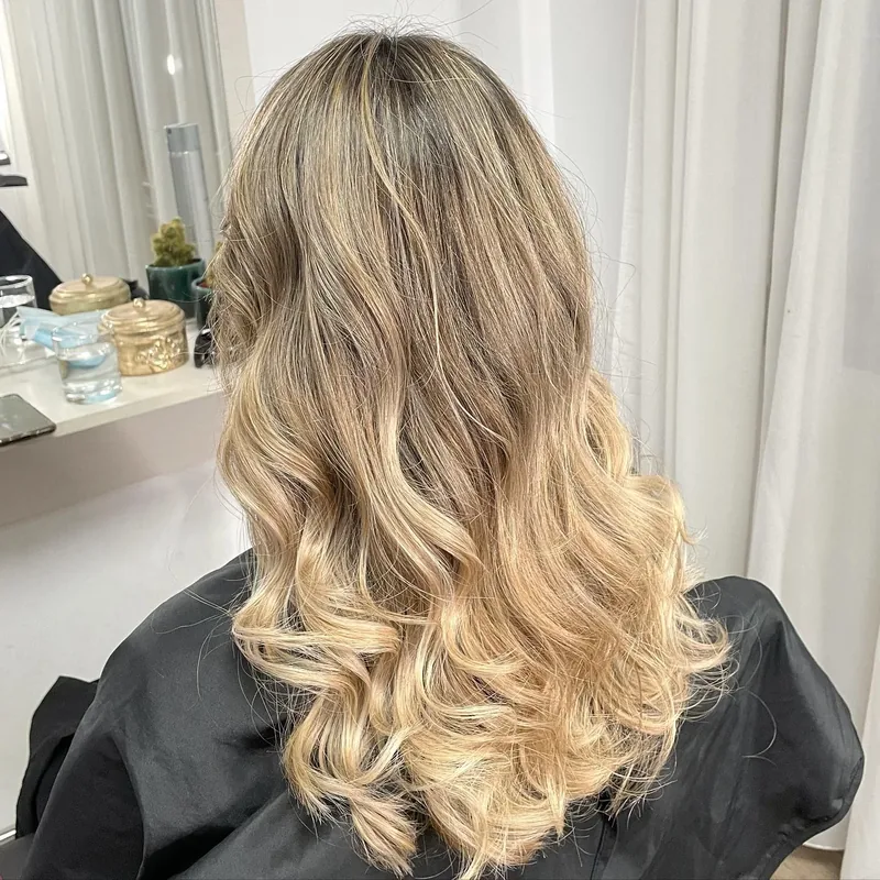 Balayage cald, văzut din spate