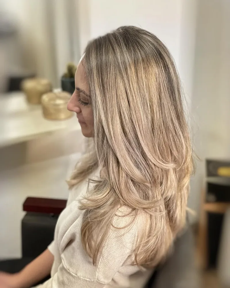 Balayage blond pe păr lung, lucrat la Salon Mozaic